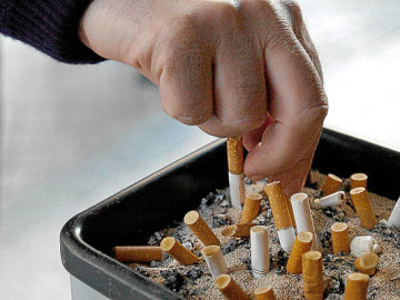 ​El número de trabajadores que fuman habitualmente ha descendido un 24% desde 2009